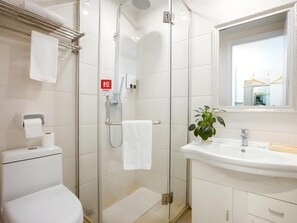 Een douche, gratis toiletartikelen, handdoeken