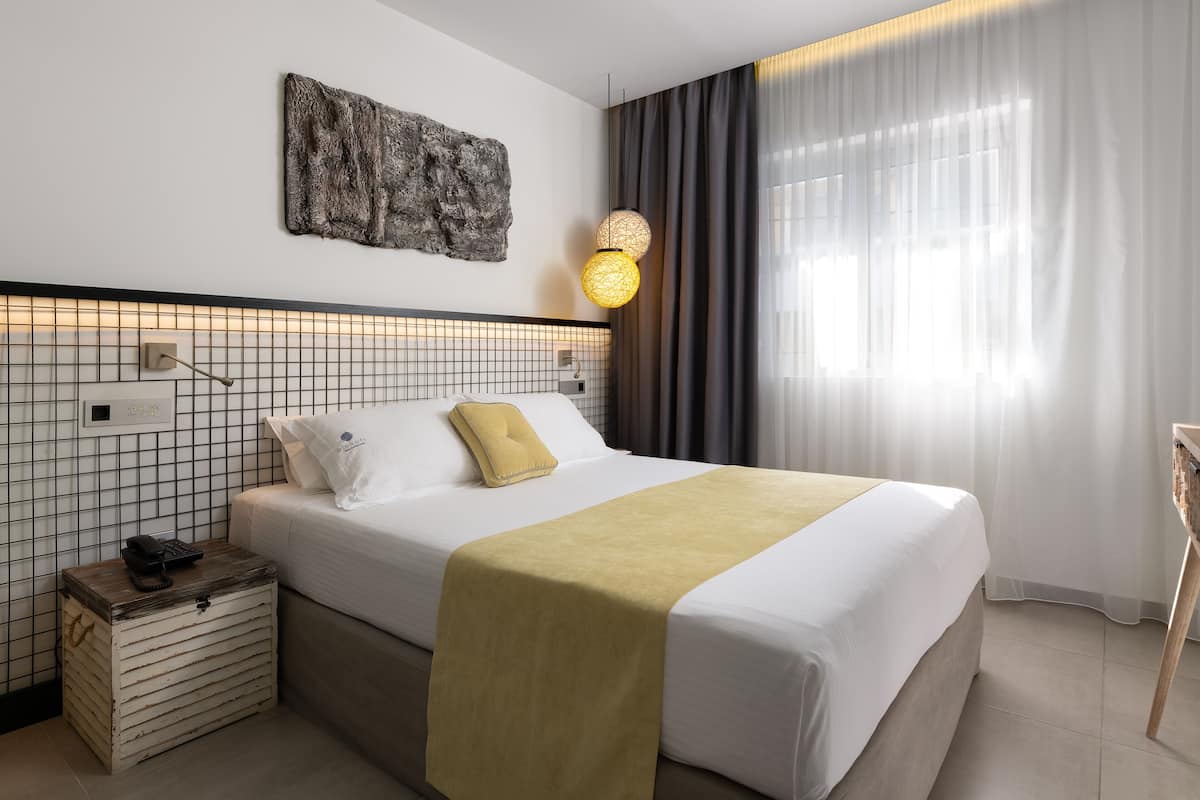 Junior Suite, Balcony | 1 bilik tidur, peralatan tempat tidur premium, bar mini