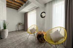 Suite, Jetted Tub (King) | Living room