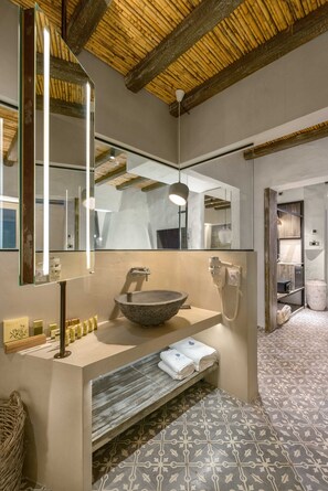 Suite, jet tub (King) | Kamar mandi | Perlengkapan mandi gratis, pengering rambut, jubah mandi, dan sandal