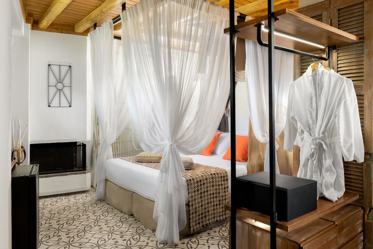 Deluxe Double Room, Accessible (Without Balcony) | 1 bilik tidur, peralatan tempat tidur premium, bar mini