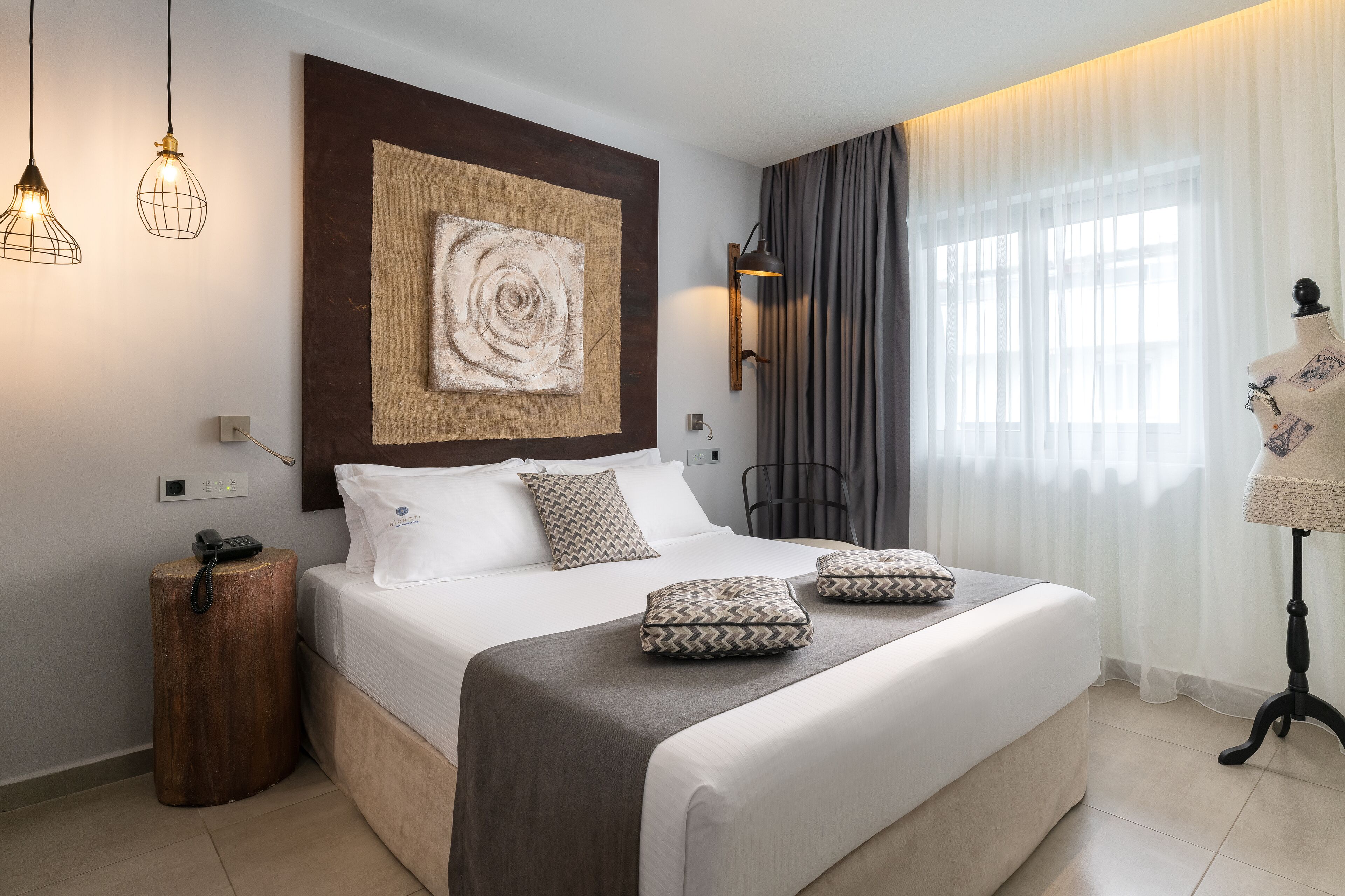 Junior Suite, Balcony | Premium bedding, minibar, in-room safe, individually decorated