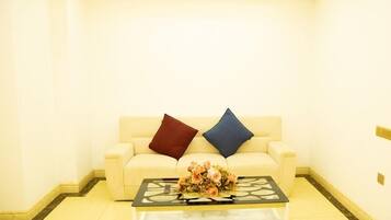 Business Suite | Living area | TV