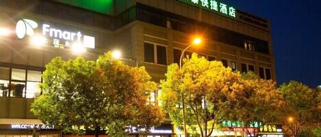 Boendets fasad - kväll/natt