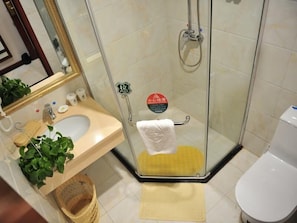 Regadera y amenidades de baño gratuitas