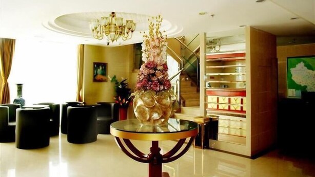 A lobby with a chandelier, a staircase, and a glass table with a decorative centerpiece. - GreenTree Inn Hefei Mingfa Square Express Hotel (Hefei)