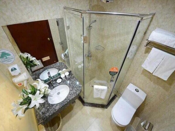 Dusche, kostenlose Toilettenartikel, Handt ücher