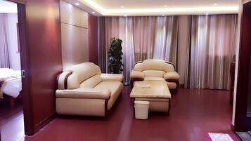 خزنة داخل الغرفة وستائر تعتيم ومكواة/لوح كي وواي فاي مجانًا