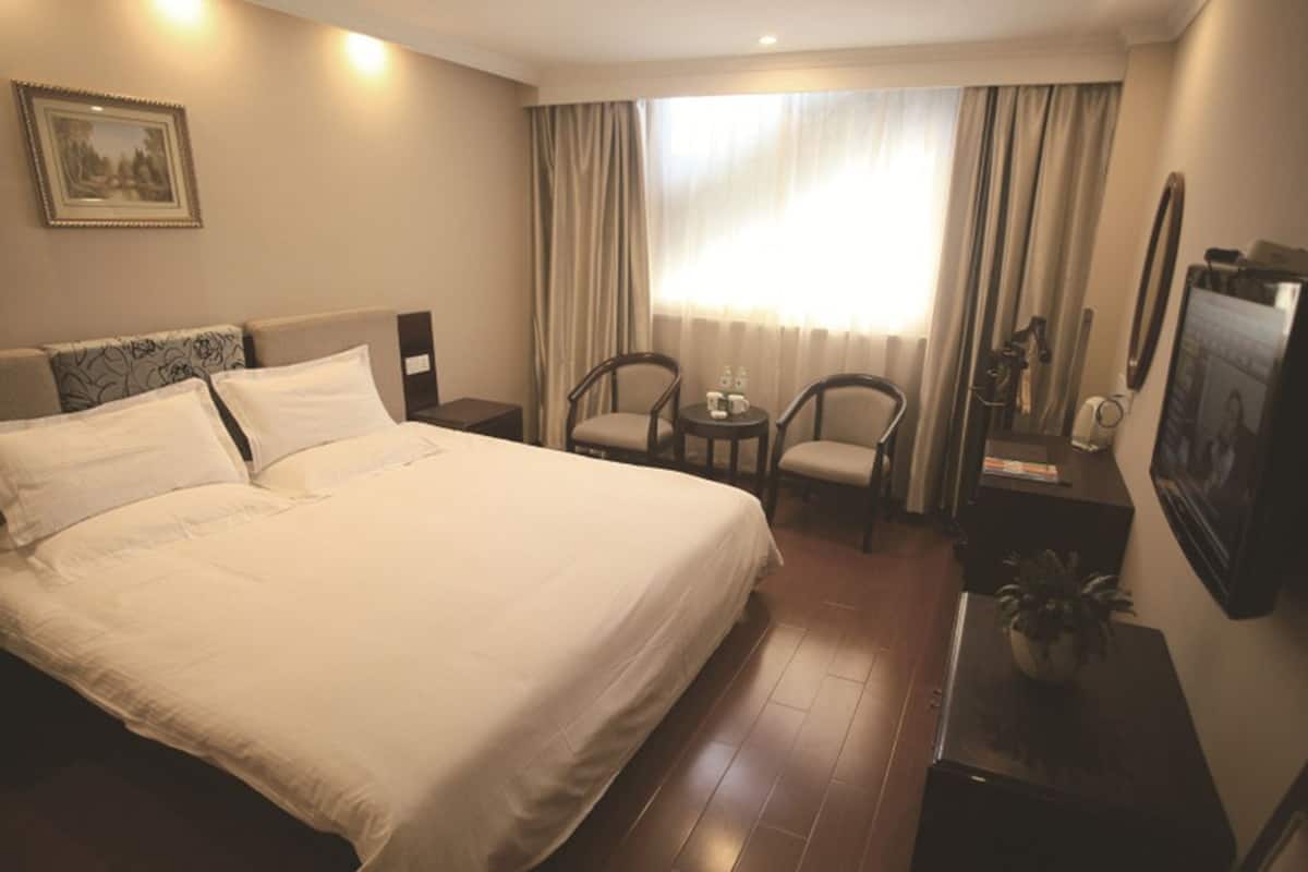 Cortinas opacas, tabla de planchar con plancha, wifi gratis