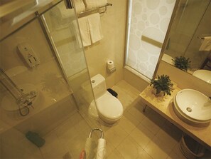 Regadera, amenidades de baño gratuitas, secadora de cabello, pantuflas 