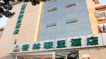 Ein Hotel mit moderner Fassade, erkennbar an einer auffälligen Beschilderung mit chinesischen Schriftzeichen.