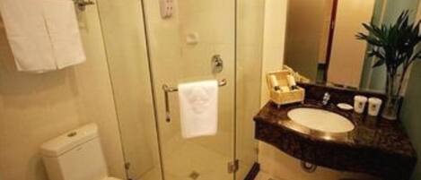 Douche, articles de toilette (gratuits), serviettes fournies