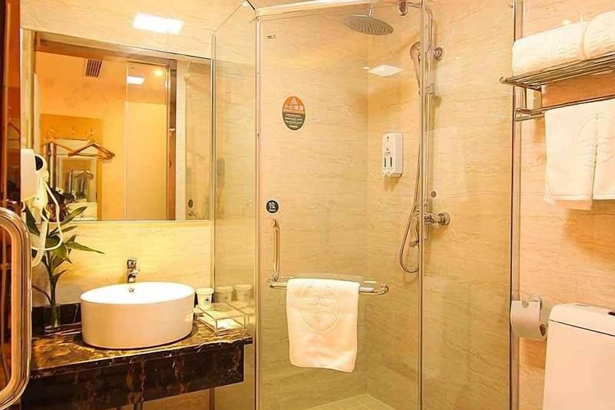 shower, free toiletries, towels