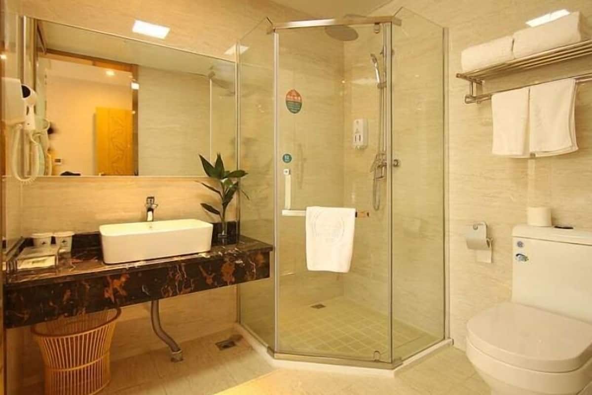 shower, free toiletries, towels