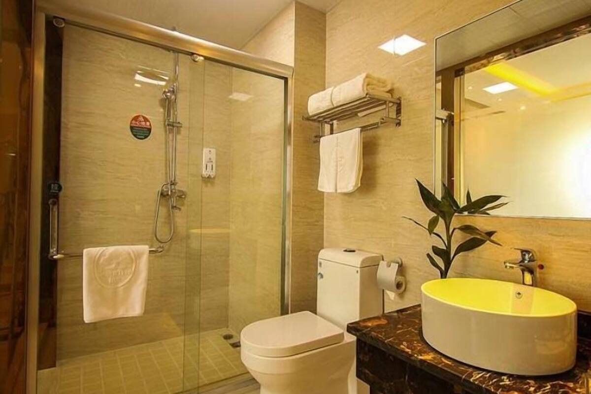 shower, free toiletries, towels