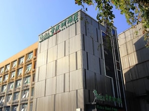A modern building with a sign that reads "Vatica Hotel." - Vatica Fuzhou West Second Ring Road Xihu Park Hote (Fuzhou)