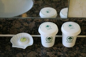 Ducha, artículos de tocador gratuitos, toallas