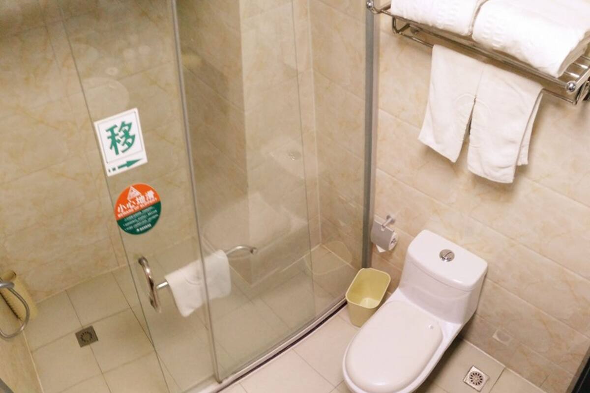 Ducha, artículos de higiene personal gratuitos y secador de pelo