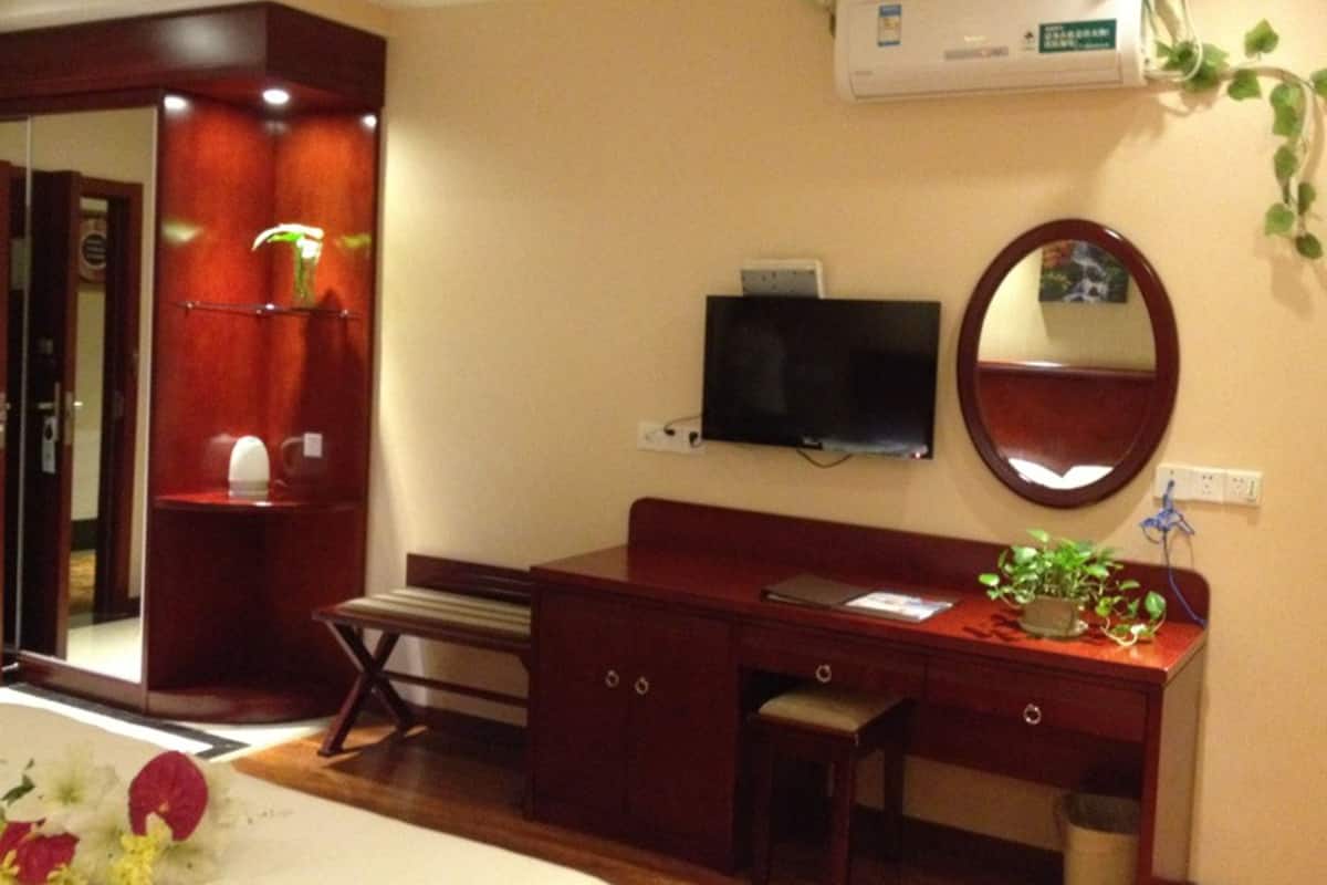 Cofres nos quartos, cortinas blackout, ferros/tábuas de passar roupa