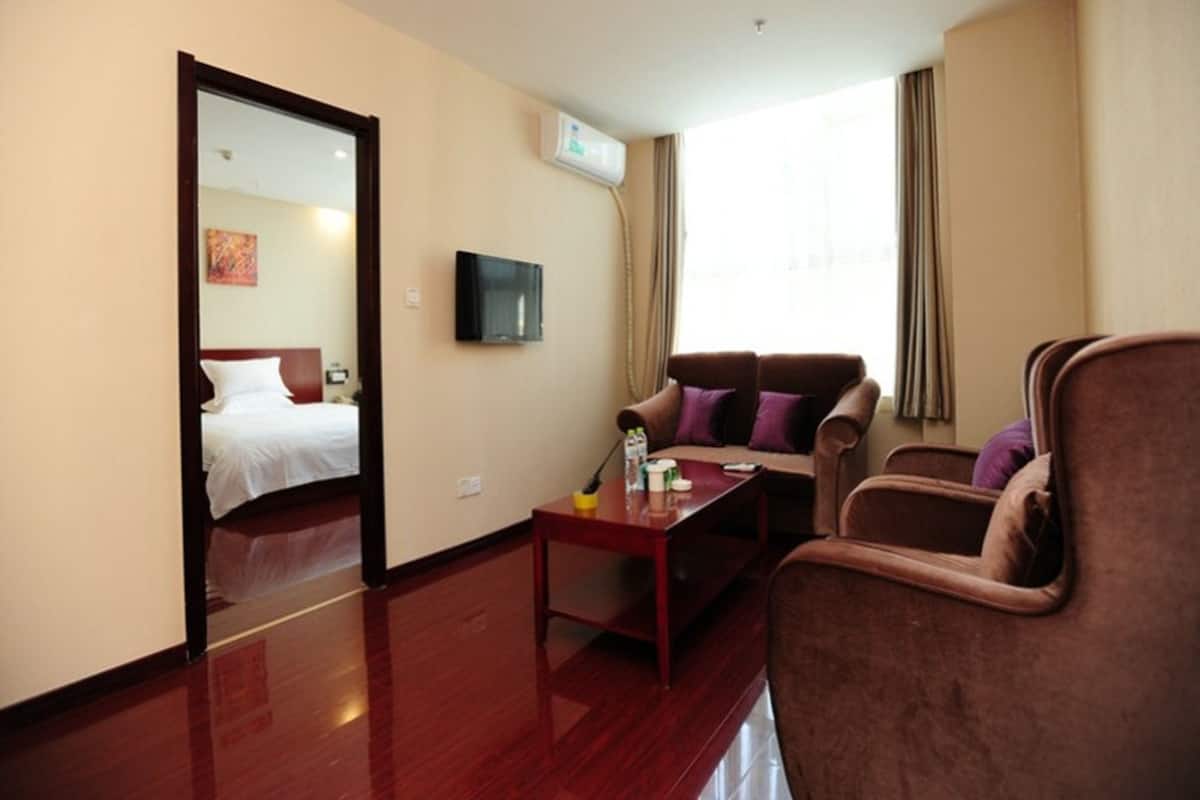 Suite | Living room | TV