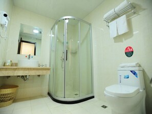 Duş, ücretsiz banyo/kozmetik ürünleri, saç kurutma makinesi, terlik 