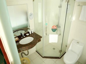 Shower, free toiletries, hair dryer, slippers - Greentree Inn Shandong Weihai Wendeng Baida Square (Weihai)