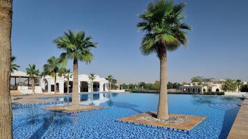 2 piscinas internas, 2 piscinas externas