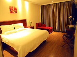 خزنة داخل الغرفة وستائر تعتيم ومكواة/لوح كي وواي فاي مجانًا