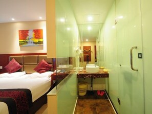 In-room safe, free WiFi