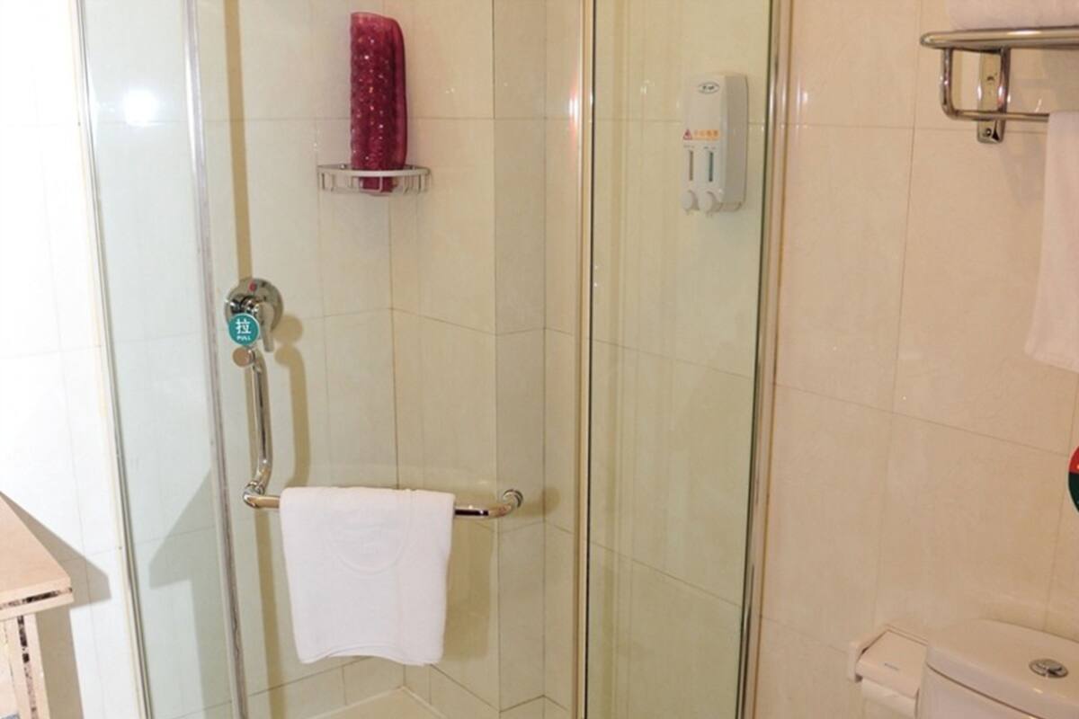 Douche, articles de toilette gratuits, sèche-cheveux, chaussons