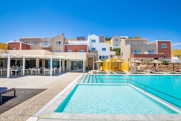 حمّام سباحة خارجي