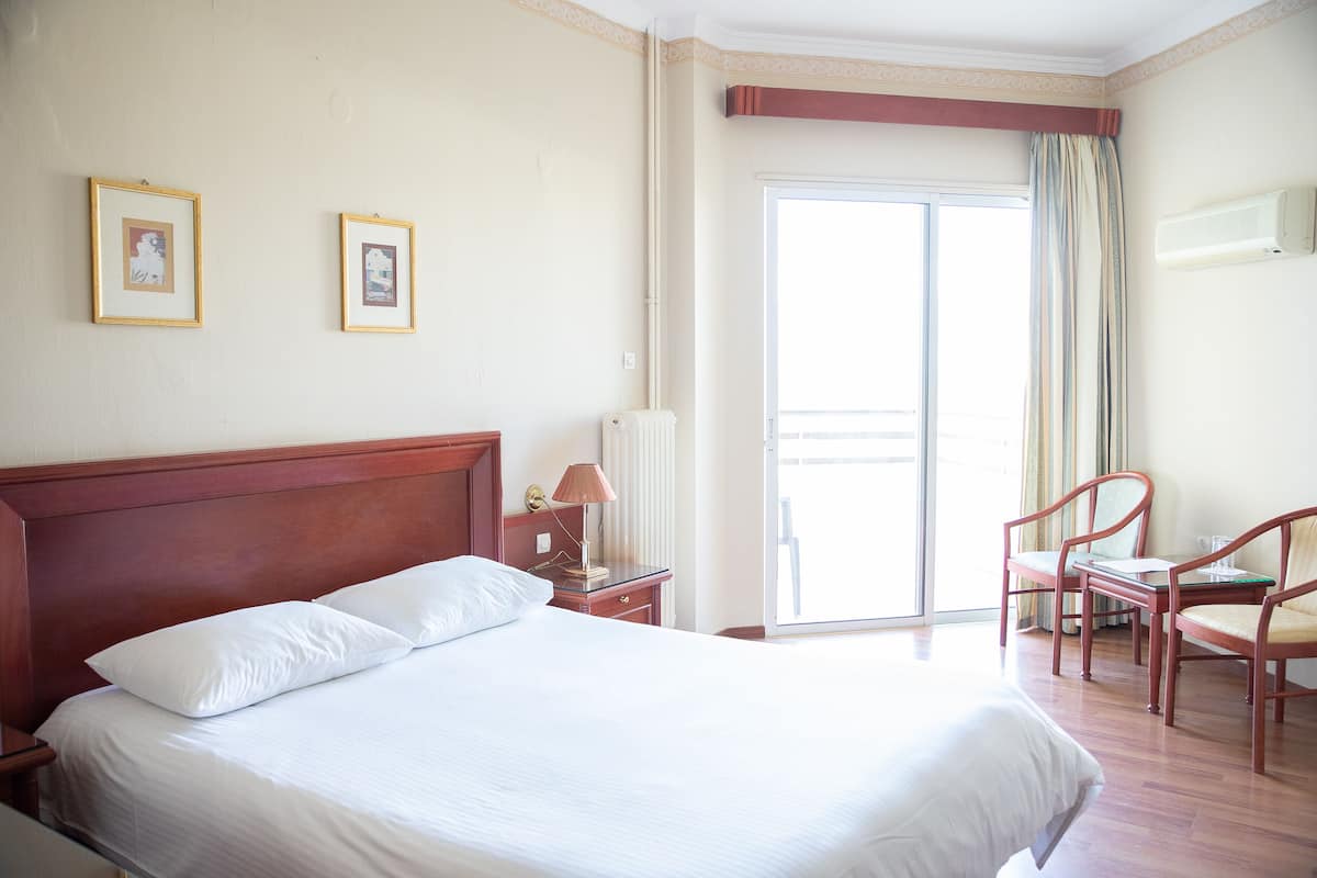 Standard-Doppel- oder -Zweibettzimmer, 1 Doppelbett oder 2 Einzelbetten | Minibar, Zimmersafe, Schreibtisch, Verdunkelungsvorhänge