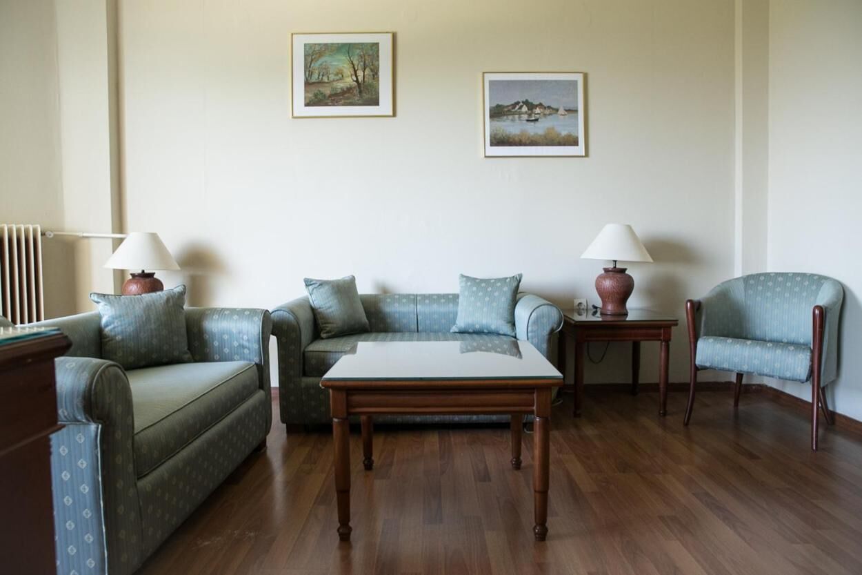 32-inch flat-screen tv with digital channels, tv