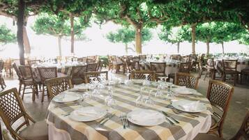 Frokost, lunsj og middag serveres, greske retter