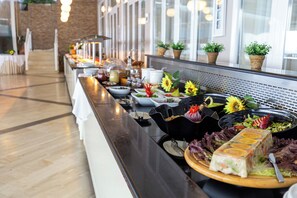 Een buffetopstelling met diverse gerechten en een lange toonbank.