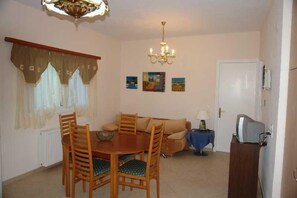 Cocina privada | Frigorífico grande y cafetera o tetera