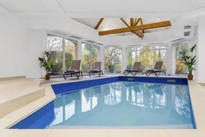 室內游泳池和室外游泳池,提供泳池遮陽傘和日光浴躺椅