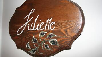 Un letrero de madera con el nombre 'Juliette' y hojas decorativas.
