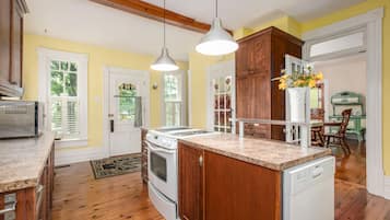 Victorian house, 5 bedrooms, 4 bathrooms and hot tub | 5 bedrooms, individually decorated, individually furnished