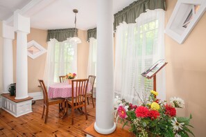 Victorian house, 5 bedrooms, 4 bathrooms and hot tub | In-room dining - Les Matins de Victoria (Waterloo)