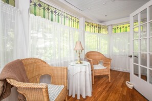 Suite, 1 Queen Bed (Victoria) | Individually decorated, individually furnished, blackout drapes - Les Matins de Victoria (Waterloo)