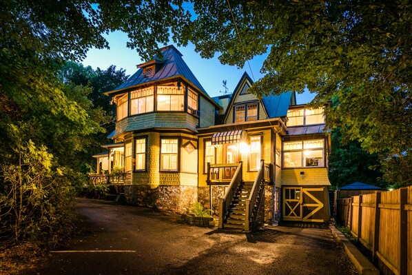 Victorian house, 5 bedrooms, 4 bathrooms and hot tub | Individually decorated, individually furnished, blackout drapes - Les Matins de Victoria (Waterloo)