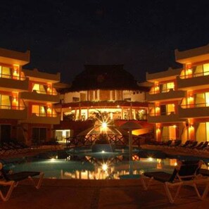 숙박 시설 정면 - 저녁/밤