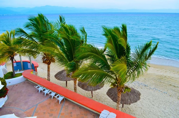 Am Strand, Liegestühle, Sonnenschirme, Strandtücher