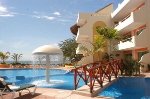Outdoor pool, sun loungers - Hotel Starbay Bucerias (Bucerias)