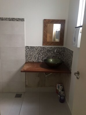 Standard Room | Bathroom | Shower, towels - Casa Tâmara (Sorocaba)