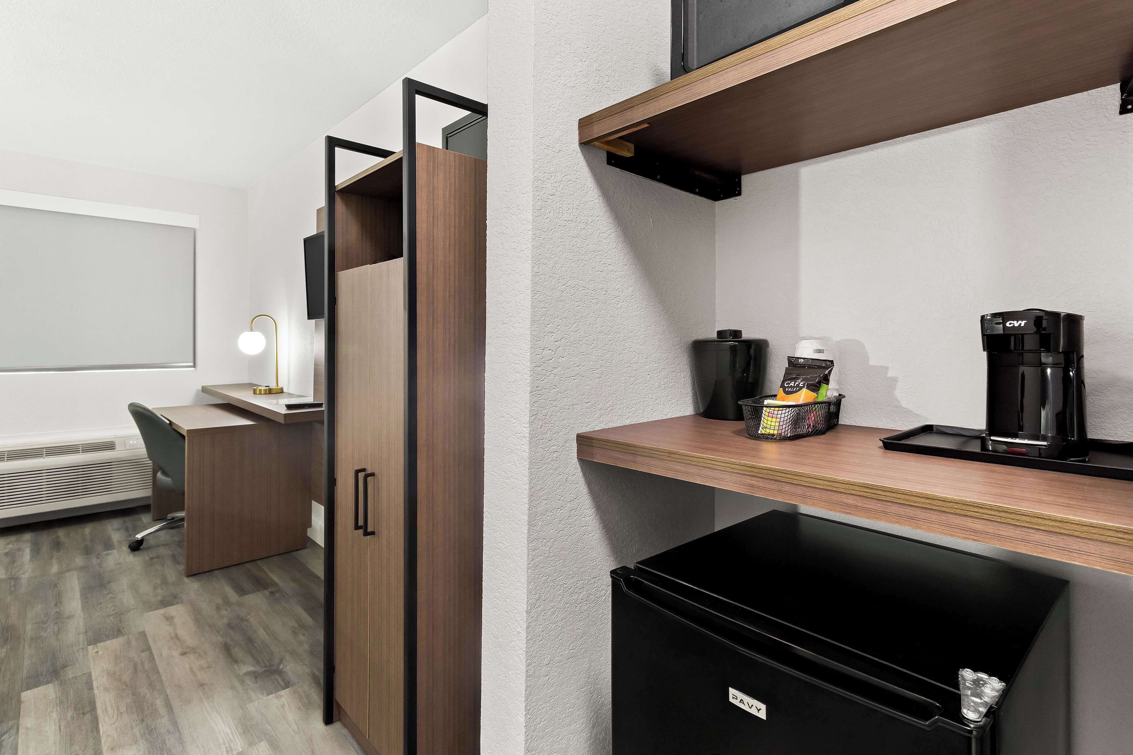 Standard Room, 1 King Bed, Non Smoking, Refrigerator & Microwave | Premium bedding, desk, laptop workspace, blackout drapes