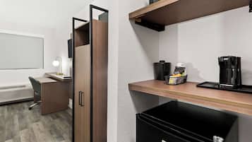 Habitación estándar, 1 cama King size, para no fumadores, refrigerador y microondas | Ropa de cama de alta calidad y escritorio