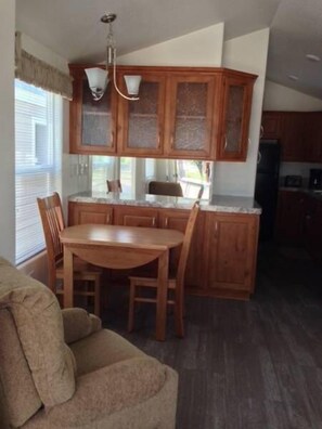 تناول الطع ام داخل الغرفة