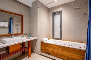 Shower, rainfall showerhead, free toiletries, hair dryer - Hoa Co Villas (Da Nang)